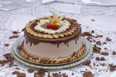 Çikolata kaplı kremalı pasta. Süslü kiraz ve bitki özü. 