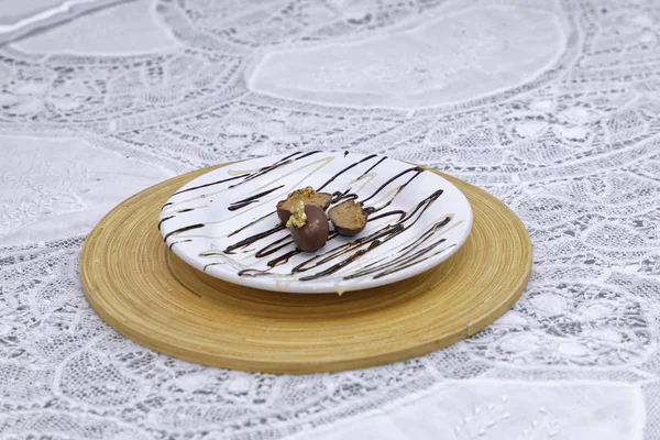 Конфеты Марципановым Шоколадом Орехами Деревянных Белых Тарелках — стоковое фото