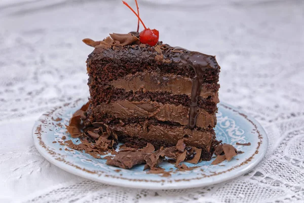 Pedaço Bolo Chocolate Escuro Com Esmalte Chocolate Placa Azul — Fotografia de Stock