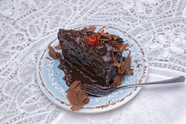 Bir Parça Çikolatalı Pasta Çikolata Kremalı Mavi Çay Tabağında Kirazlarla — Stok fotoğraf