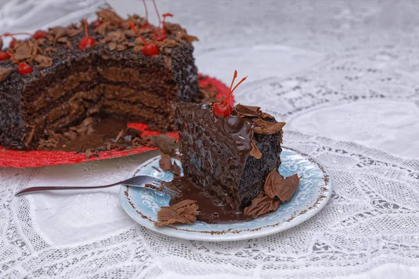 Scheibe Brauner Schokoladenteig Auf Blauer Untertasse Mit Kirschen — Stockfoto