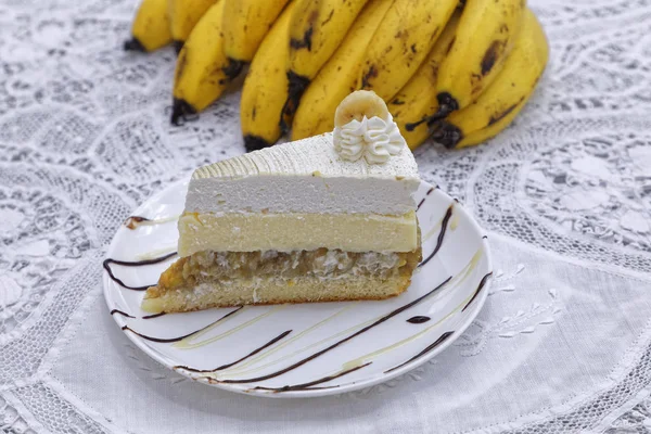 Stück Weiße Schicht Buttercreme Bananenkuchen Mit Bananen Hintergrund — Stockfoto