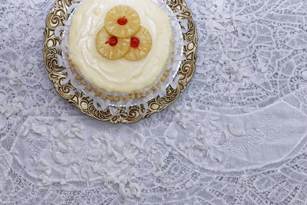 Bolo Creme Coco Branco Decorado Com Fatias Abacaxi Cerejas Prato — Fotografia de Stock