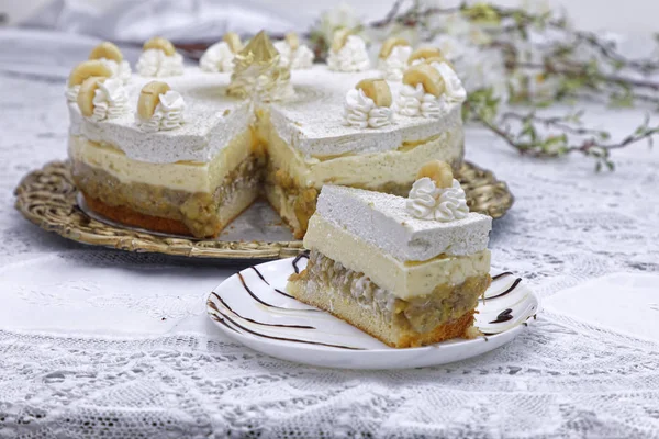 Fetta Torta Crema Burro Strato Bianco Sul Tavolo Della Cucina — Foto Stock