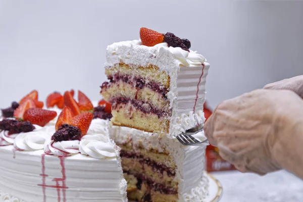 Pessoa Mão Segurando Pedaço Camada Morango Chantilly Bolo — Fotografia de Stock