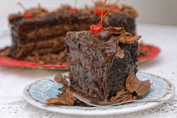 Rebanada Pastel Chocolate Con Crema Mantequilla Chocolate Decorado Con Cerezas —  Fotos de Stock