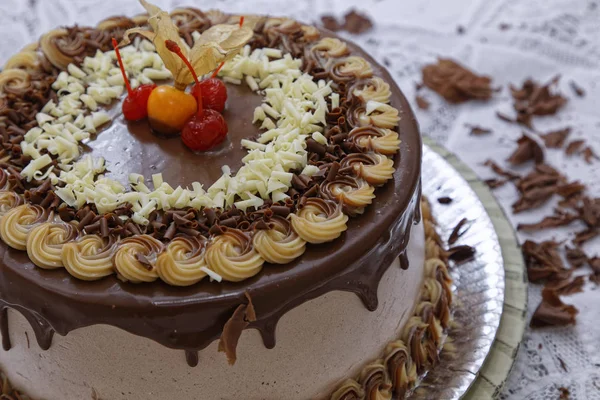 焦糖卡布奇诺蛋糕层蛋糕与摩卡糖霜装饰樱桃和植物沙拉 — 图库照片
