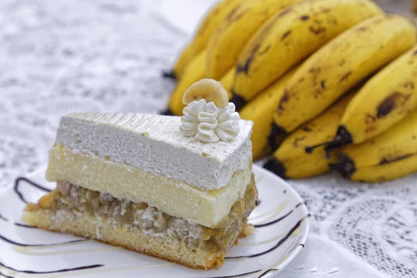Слой Белого Сливочного Бананового Пирога Ломтик Бананами Заднем Плане — стоковое фото