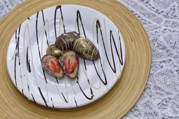 Stroberi Ditutupi Dengan Susu Coklat Permen Piring Putih — Stok Foto