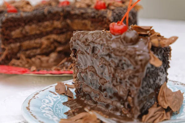 Scheibe Schokoladenkuchen Mit Schokolade Buttercreme Verziert Mit Kirschen Auf Blauer — Stockfoto