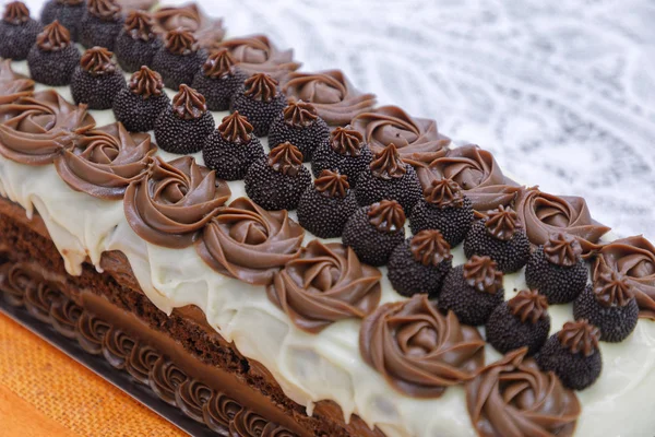 厨房桌上有白色釉面的层状巧克力海绵蛋糕 — 图库照片