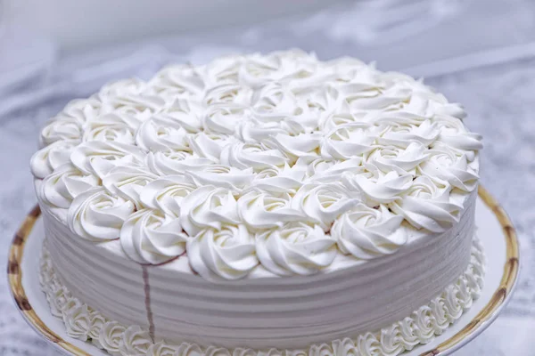 Gâteau Blanc Avec Crème Fouettée Sur Table Cuisine — Photo