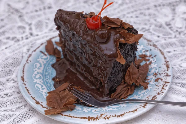 三块巧克力蛋糕 用蓝色茶托装饰樱桃 用巧克力奶油装饰 — 图库照片