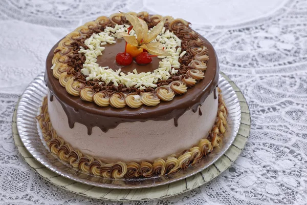 卡布奇诺蛋糕与装饰有水果的巧克力糖霜紧密相连 — 图库照片