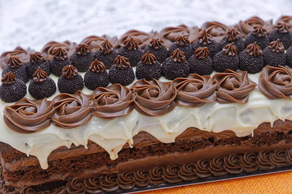 Gâteau Éponge Chocolat Stratifié Avec Glaçure Blanche Sur Table Cuisine — Photo