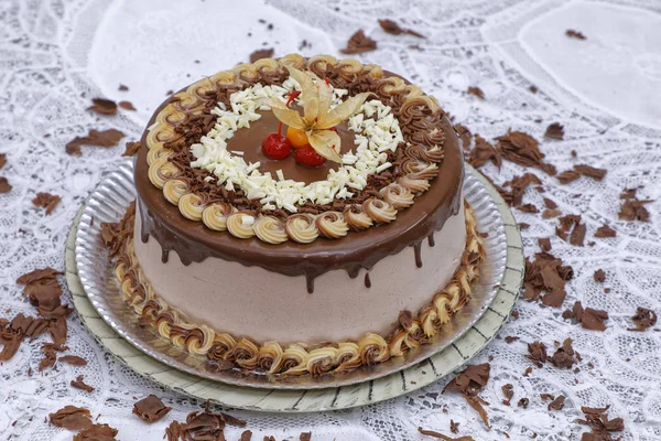 卡布奇诺巧克力蛋糕加摩卡糖霜装饰樱桃和植物沙司 — 图库照片