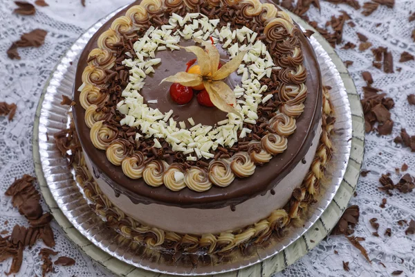 チョコレート レイヤーケーキにダークチョコレート フロストがチェリーとフィソリスを飾り — ストック写真