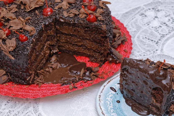 Rebanada Pastel Chocolate Con Crema Mantequilla Cerezas Decoradas Plato Azul — Foto de Stock