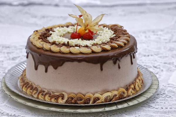 卡布奇诺蛋糕与装饰有水果的巧克力糖霜紧密相连 — 图库照片