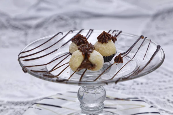Конфеты Шоколадным Кремом Стеклянной Тарелке — стоковое фото