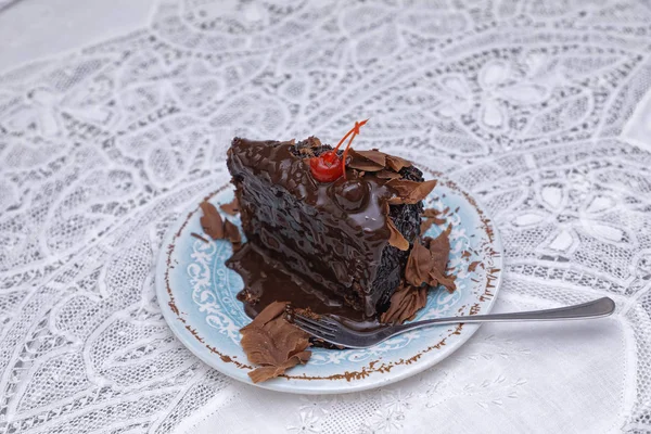 Tranche Gâteau Chocolat Avec Crème Beurre Chocolat Décorée Cerises Sur — Photo