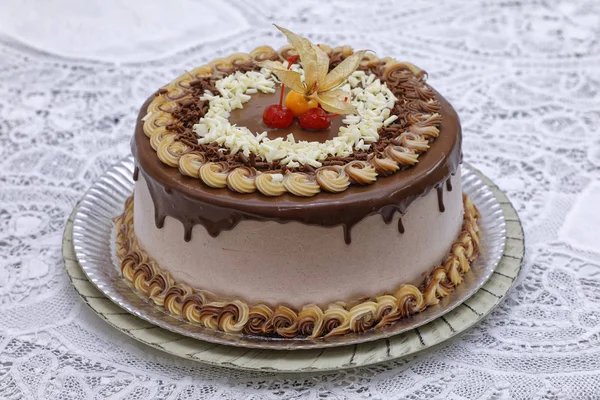 Kávécsokoládé Réteg Torta Csokoládé Cukormázzal Díszített Cseresznye Fizalis — Stock Fotó