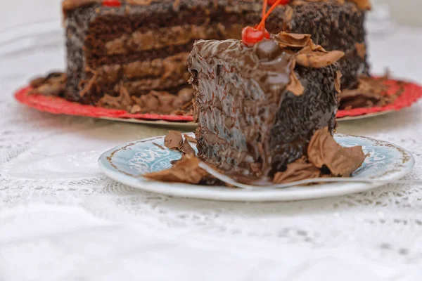 Scheibe Schokoladenkuchen Mit Schokolade Buttercreme Verziert Mit Kirschen Auf Blauer — Stockfoto