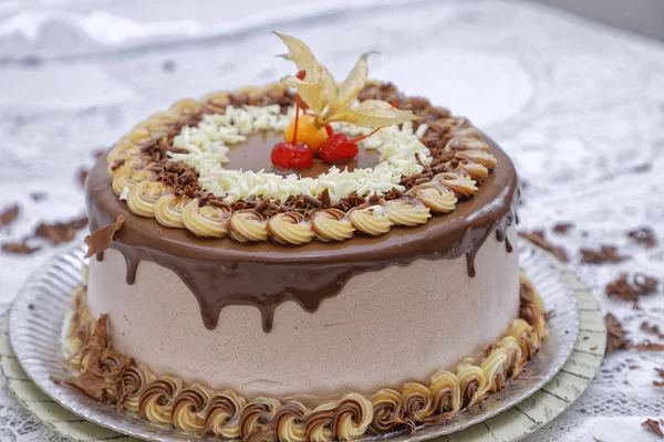 Geweldige Koffie Chocolade Laag Taart Met Mokka Glazuur Versierde Kersen — Stockfoto