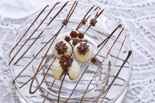 Белые Трюфели Шоколадным Кремом Внутри Конфеты Стеклянной Тарелке — стоковое фото