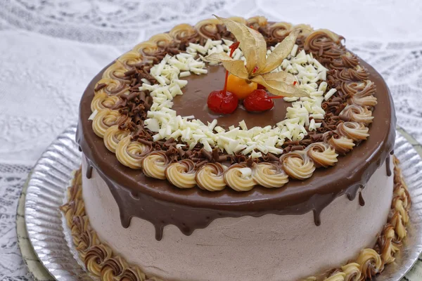 咖啡巧克力层蛋糕 用巧克力糖霜装饰樱桃和植物沙司 — 图库照片