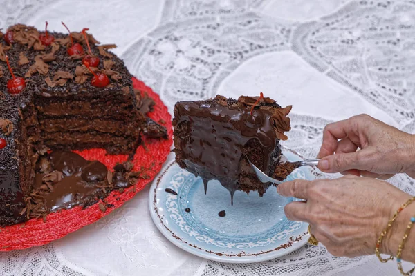 Mãos Pessoa Corte Pedaço Bolo Chocolate — Fotografia de Stock