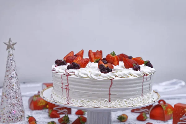 White Whipped Cream Cake Strawberries White Plate — 스톡 사진