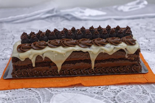 Svamp Choklad Tårta Med Vit Glasyr Och Godis Kök Bakgrund — Stockfoto