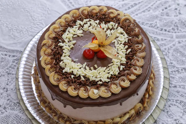 Buttercreme Cappuccino Schokoladenkuchen Mit Schokoladenglasur Dekorierte Kirschen Und Physalis — Stockfoto