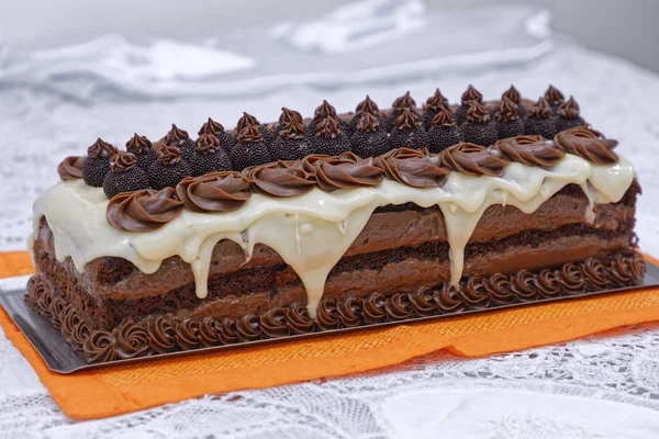 Pastel Esponja Chocolate Con Glaseado Blanco Caramelos — Foto de Stock