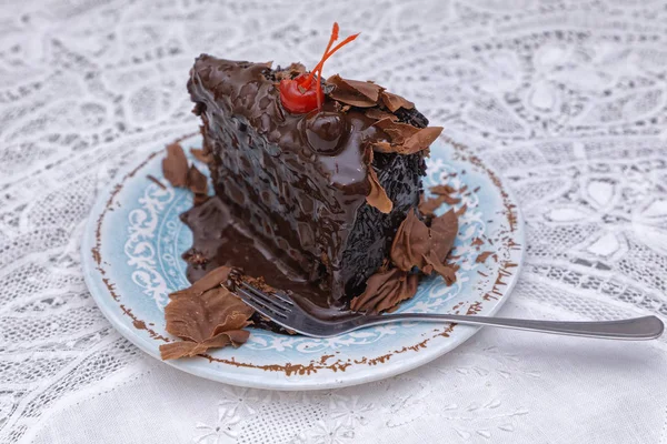 Pedaço Bolo Chocolate Triplo Com Creme Chocolate Decorado Com Cerejas — Fotografia de Stock