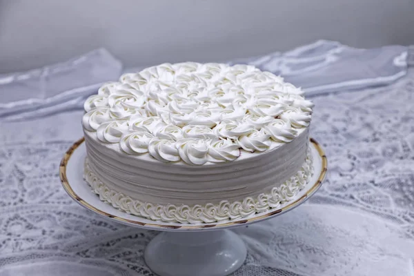 Białe Ciasto Bitą Śmietaną Stole Kuchennym — Zdjęcie stockowe