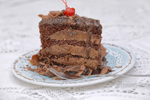 Morceau Gâteau Chocolat Noir Avec Glaçage Chocolat Sur Plaque Bleue — Photo