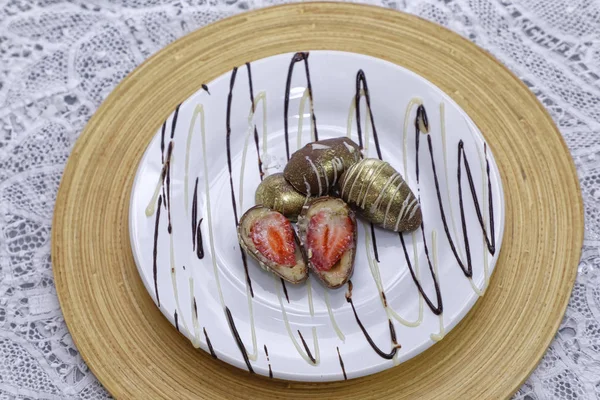 Strawberries Covered Milk Chocolate Candies White Plate — 스톡 사진