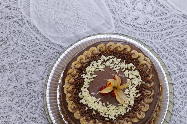 Közelkép Krémes Csokoládé Torta Csokoládé Cukormázzal Díszített Cseresznye Fizalis — Stock Fotó