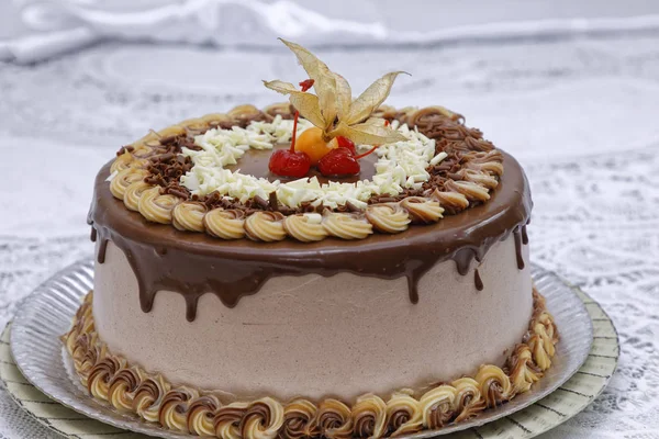 奶油卡布奇诺巧克力蛋糕与巧克力釉面装饰樱桃和植物沙拉 — 图库照片