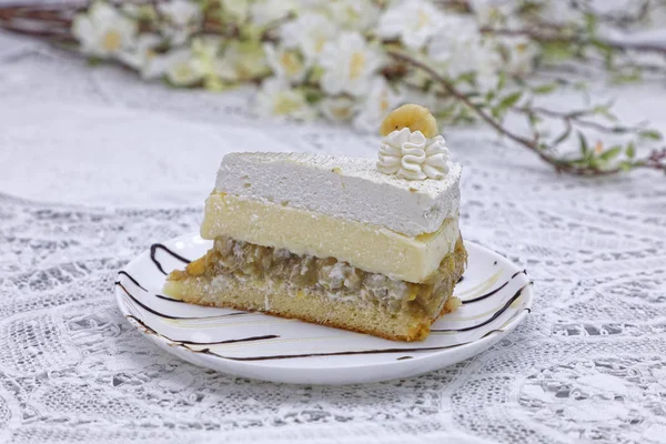 Кусочек Белого Бананового Торта Маслом Белой Тарелке — стоковое фото