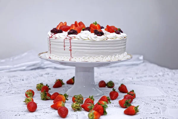 White Whipped Cream Cake Strawberries White Plate — Stock Photo, Image