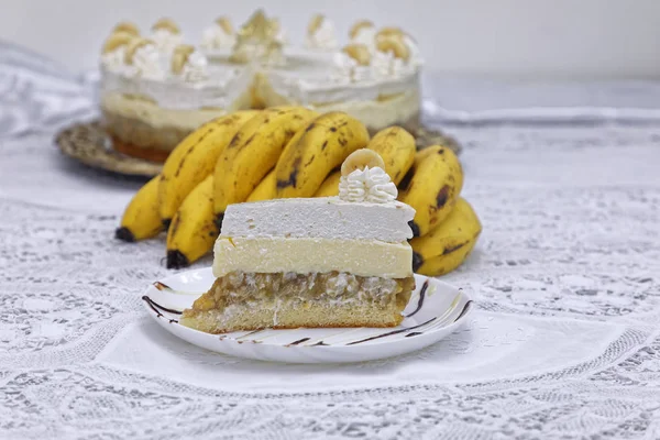 Кусочек Белого Слоя Бананового Торта Маслом Фоне Бананов — стоковое фото