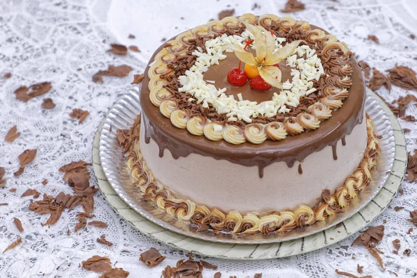 Kapuçino çikolatalı kek, moka kaplı, kiraz süslemeli ve bitki salatası. 