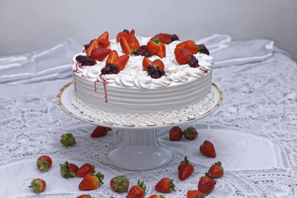 White Creamy Cake Whipped Cream Strawberries White Plate — Stock Photo, Image