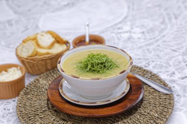 Lezzetli yeşil kremalı çorba sepette soslu ekmek parçaları. 