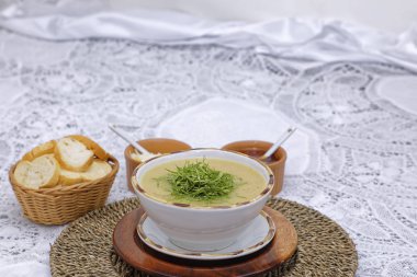 Sebzeli mısır çorbası ve soslu ekmek dilimleri.