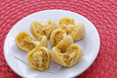 Tahta tabakta tavuk ve fırında peynirli çörekler. 