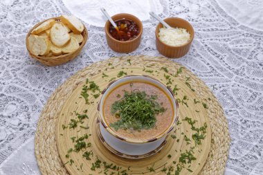 Baharatlı mercimek çorbası ve bir sepet ekmek ve sos.